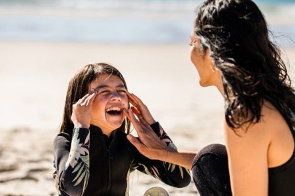 Aussie mums helps her daughter apply natural sunscreen